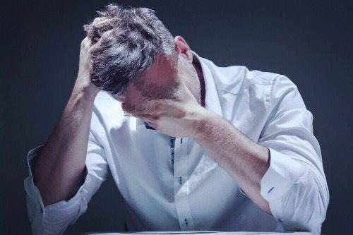 為慶祝妻子凈身出戶，丈夫舉辦離婚慶典，見到妻子簡訊後癱在地上