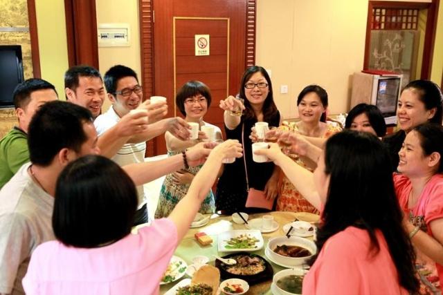 為慶祝妻子凈身出戶，丈夫舉辦離婚慶典，見到妻子簡訊後癱在地上