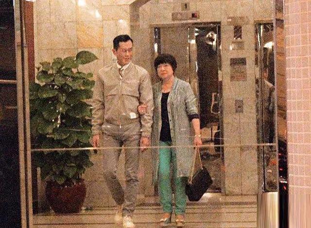 古天樂帶母到名下餐廳吃飯！全程「貼心夾菜」無微不至 母子「甜蜜勾手」宛如情人