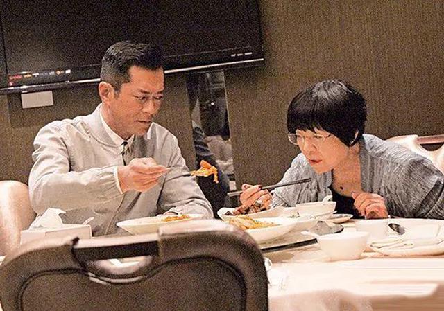 古天樂帶母到名下餐廳吃飯！全程「貼心夾菜」無微不至 母子「甜蜜勾手」宛如情人