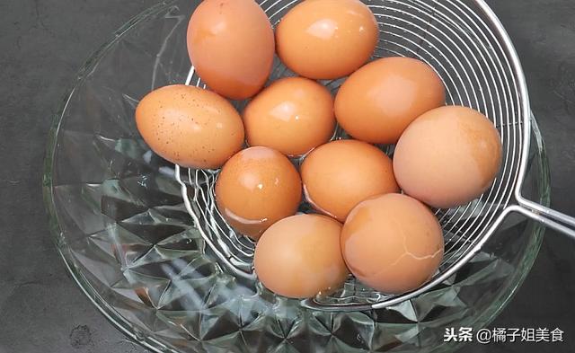 10個雞蛋往鍋裡一倒，出鍋後一家人搶著吃，超美味