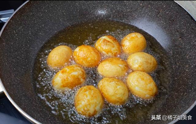 10個雞蛋往鍋裡一倒，出鍋後一家人搶著吃，超美味