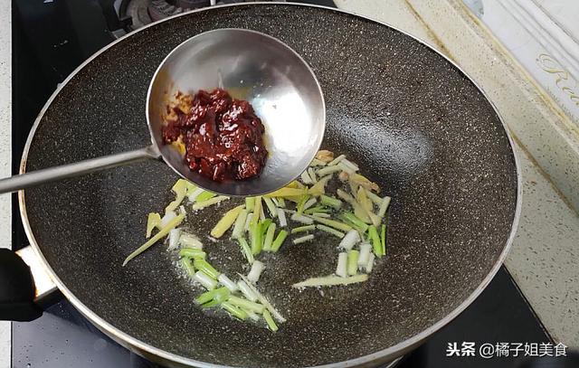 10個雞蛋往鍋裡一倒，出鍋後一家人搶著吃，超美味