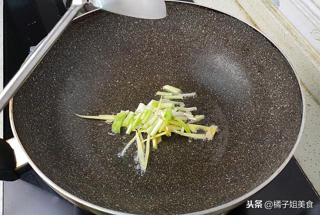 10個雞蛋往鍋裡一倒，出鍋後一家人搶著吃，超美味
