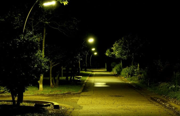 他跟女友約會老在「晚上8:30的公園」　結婚前夕終於看破一切...網友傻眼：史上最軟爛！