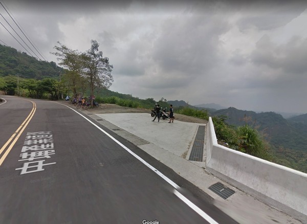 台中屁孩騎機車「深夜惹毛山神」詭異老人廟旁招手　幾秒後「魔神仔出手教訓」他們下場超GG