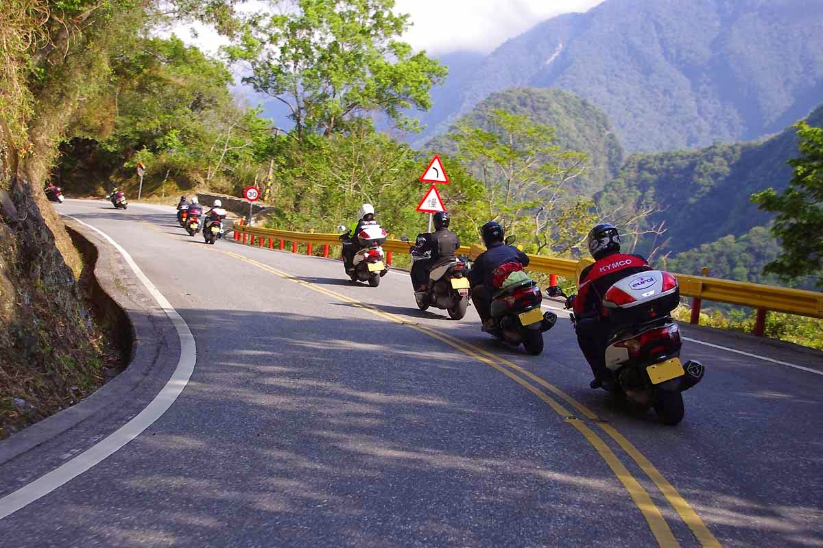 台中屁孩騎機車「深夜惹毛山神」詭異老人廟旁招手　幾秒後「魔神仔出手教訓」他們下場超GG