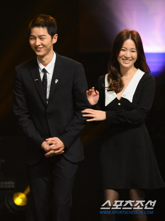 離婚傳言持續延燒！宋慧喬「摘婚戒現身」再登熱搜　遲遲不回應「雙宋夫妻首度出面」：這很正常