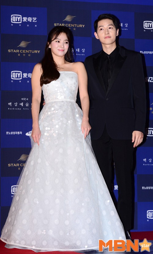 離婚傳言持續延燒！宋慧喬「摘婚戒現身」再登熱搜　遲遲不回應「雙宋夫妻首度出面」：這很正常