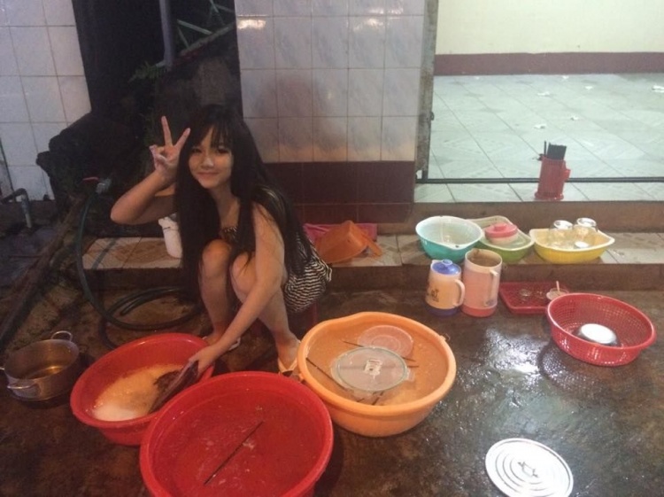 人美又孝順！越南小吃店洗碗妹「無意間抬頭甜笑」一夕爆紅　25歲現身網友心碎：我不相信...