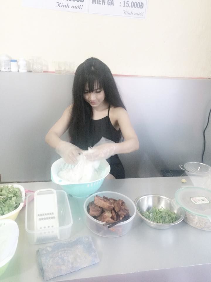 人美又孝順！越南小吃店洗碗妹「無意間抬頭甜笑」一夕爆紅　25歲現身網友心碎：我不相信...