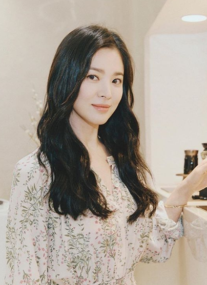 離婚傳言持續延燒！宋慧喬「摘婚戒現身」再登熱搜　遲遲不回應「雙宋夫妻首度出面」：這很正常