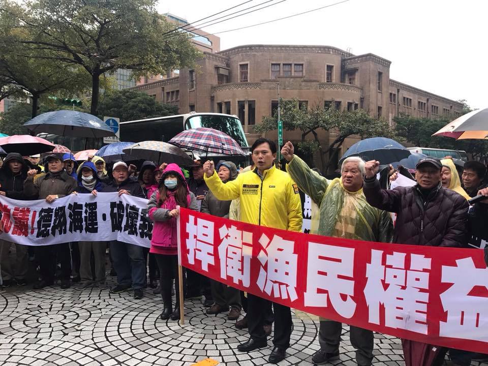 黃國昌父當保人「負債數千萬」他誓學法律正義發聲! 「超犀利質詢」官員難招架 最謝老婆無悔支持