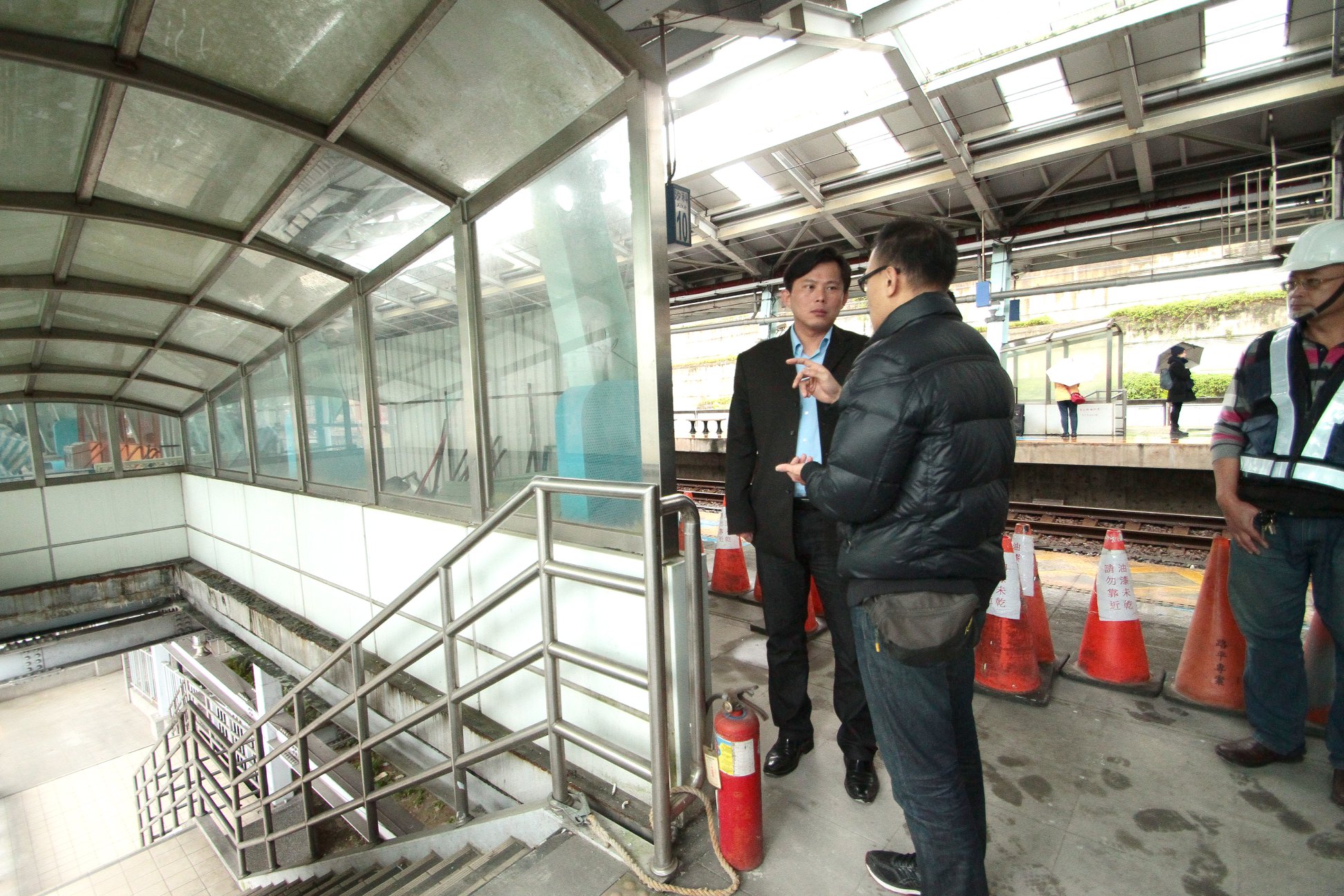 黃國昌父當保人「負債數千萬」他誓學法律正義發聲! 「超犀利質詢」官員難招架 最謝老婆無悔支持