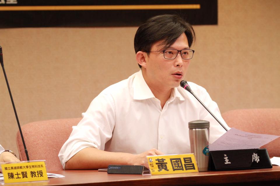 黃國昌父當保人「負債數千萬」他誓學法律正義發聲! 「超犀利質詢」官員難招架 最謝老婆無悔支持