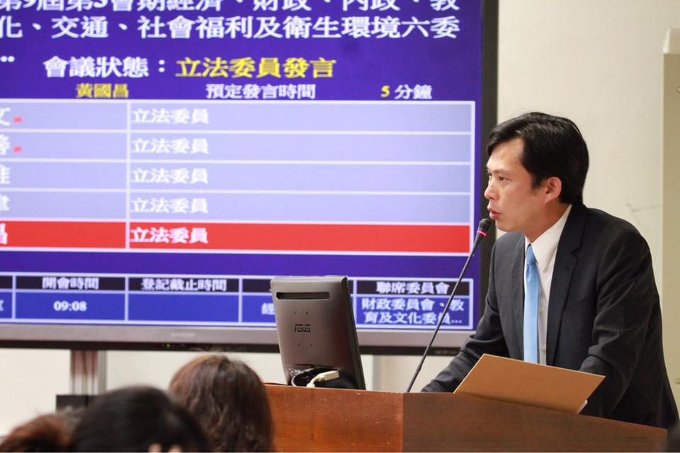 黃國昌父當保人「負債數千萬」他誓學法律正義發聲! 「超犀利質詢」官員難招架 最謝老婆無悔支持