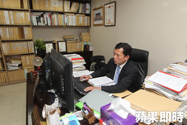 黃國昌父當保人「負債數千萬」他誓學法律正義發聲! 「超犀利質詢」官員難招架 最謝老婆無悔支持