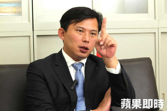 黃國昌父當保人「負債數千萬」他誓學法律正義發聲! 「超犀利質詢」官員難招架 最謝老婆無悔支持