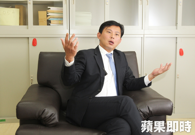 黃國昌父當保人「負債數千萬」他誓學法律正義發聲! 「超犀利質詢」官員難招架 最謝老婆無悔支持