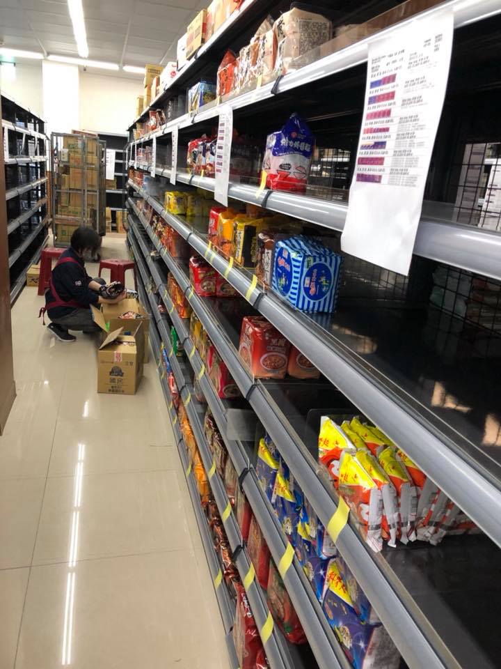 好心被雷親？全聯工讀生「特地幫結帳」竟遭奧客「整串衛生紙狂砸」  硬起來走法律給教訓：不是領薪水給你砸的