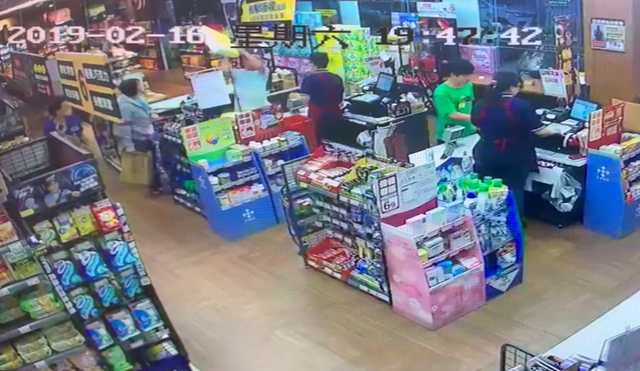 好心被雷親？全聯工讀生「特地幫結帳」竟遭奧客「整串衛生紙狂砸」  硬起來走法律給教訓：不是領薪水給你砸的