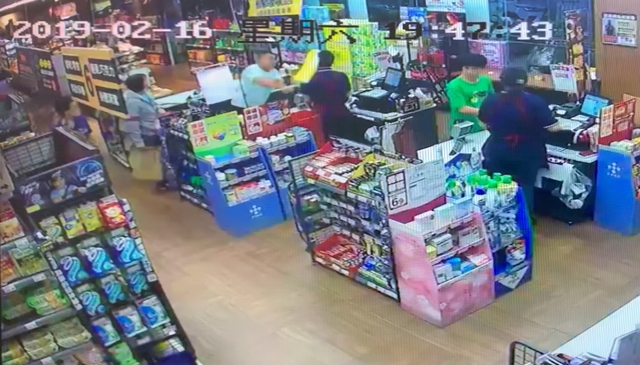 好心被雷親？全聯工讀生「特地幫結帳」竟遭奧客「整串衛生紙狂砸」  硬起來走法律給教訓：不是領薪水給你砸的