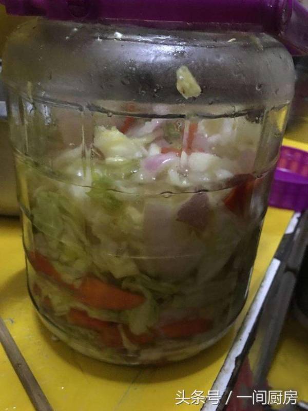 按照婆婆的方法腌了一壇「泡菜」還沒腌好就被我們吃完了    方法告訴你