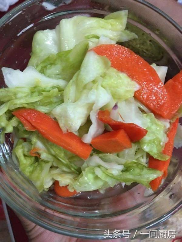 按照婆婆的方法腌了一壇「泡菜」還沒腌好就被我們吃完了    方法告訴你