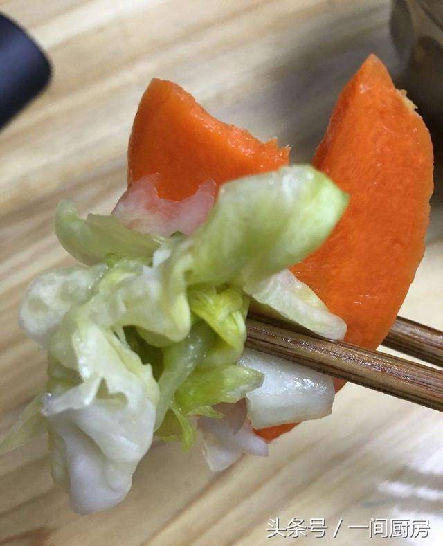 按照婆婆的方法腌了一壇「泡菜」還沒腌好就被我們吃完了    方法告訴你