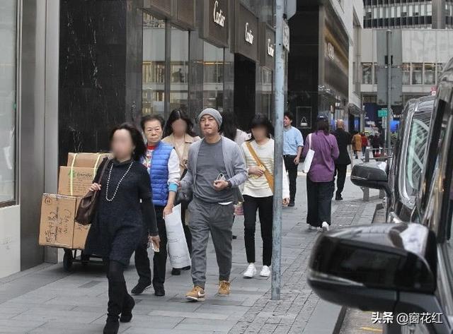 張衛健全程扶80歲母看病！  經歷「媽媽昏迷」明白孝順重要…放下工作「陪她下棋買花」寧少賺錢