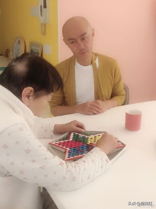 張衛健全程扶80歲母看病！  經歷「媽媽昏迷」明白孝順重要…放下工作「陪她下棋買花」寧少賺錢