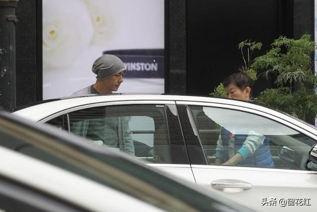 張衛健全程扶80歲母看病！  經歷「媽媽昏迷」明白孝順重要…放下工作「陪她下棋買花」寧少賺錢
