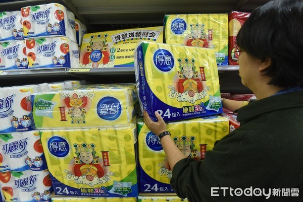 好心被雷親？全聯工讀生「特地幫結帳」竟遭奧客「整串衛生紙狂砸」  硬起來走法律給教訓：不是領薪水給你砸的