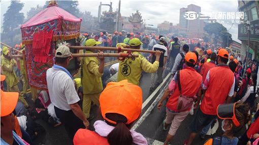 父親送醫不醒37天！女兒挺7月孕肚「跪求白沙屯媽祖救爸」　鑾轎趕路「突然奇蹟回頭」她秒淚崩