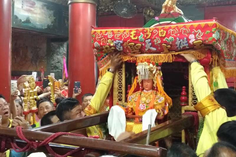 父親送醫不醒37天！女兒挺7月孕肚「跪求白沙屯媽祖救爸」　鑾轎趕路「突然奇蹟回頭」她秒淚崩