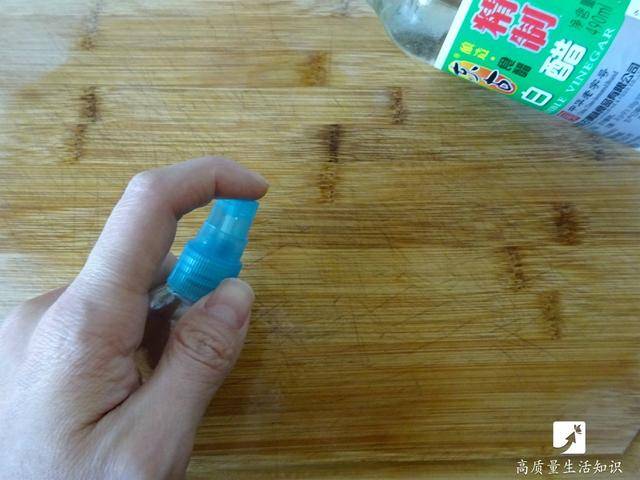 「砧板」不要再用水洗了！只會越洗越髒教你五招「清洗法」為了家人健康學起來吧
