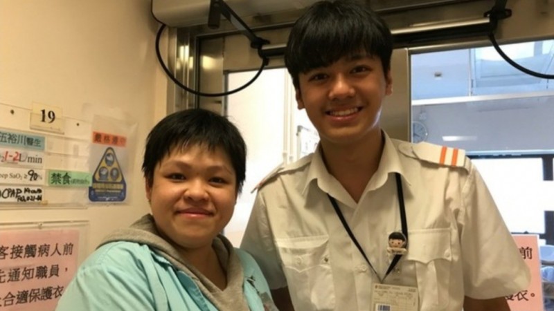 拒當星二代！港星江華「26歲帥兒曝光」！ 多家公司搶栽培…他卻「投身醫界」服務社會