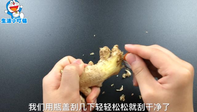 在肥皂上放一個瓶蓋！能削皮能刮魚鱗，太實用了