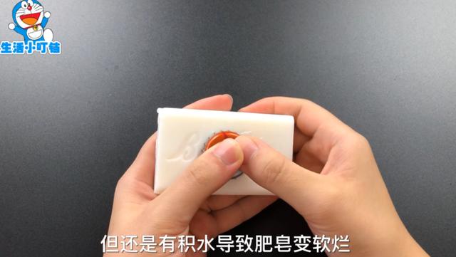 在肥皂上放一個瓶蓋！能削皮能刮魚鱗，太實用了