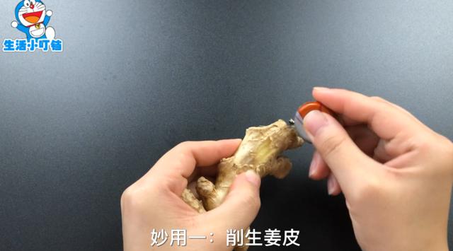 在肥皂上放一個瓶蓋！能削皮能刮魚鱗，太實用了