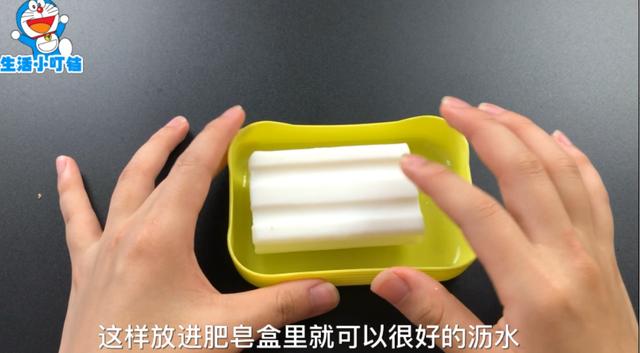 在肥皂上放一個瓶蓋！能削皮能刮魚鱗，太實用了