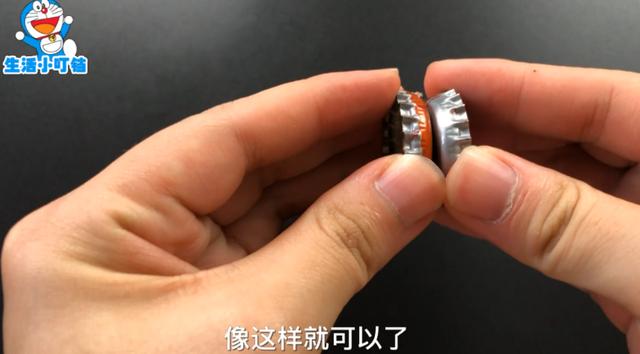 在肥皂上放一個瓶蓋！能削皮能刮魚鱗，太實用了