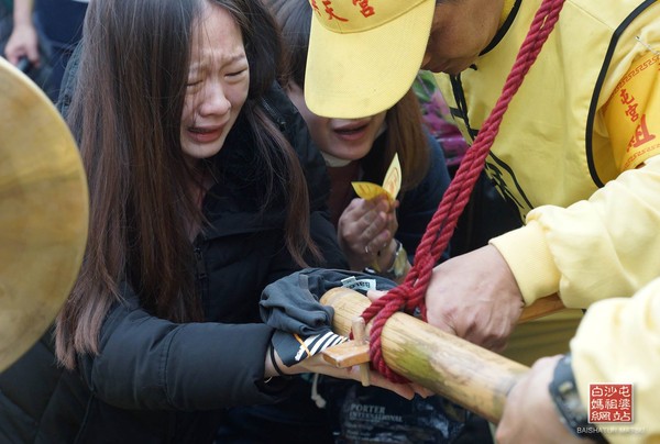 大顯神蹟！白沙屯媽祖神轎狂搖「直接衝入濁水溪」　信眾驚見「腳印全部浮起」原來背後有玄機　 