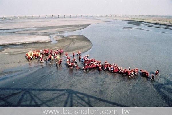 大顯神蹟！白沙屯媽祖神轎狂搖「直接衝入濁水溪」　信眾驚見「腳印全部浮起」原來背後有玄機　 