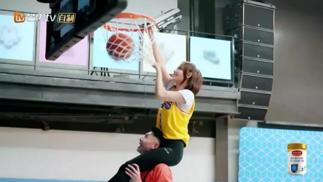 女追男10年,求婚30次屢被拒,為他住出租房每天打蟑螂!如今痛哭控訴:一切為了愛!