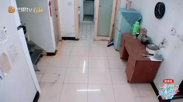 女追男10年,求婚30次屢被拒,為他住出租房每天打蟑螂!如今痛哭控訴:一切為了愛!