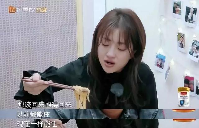 女追男10年,求婚30次屢被拒,為他住出租房每天打蟑螂!如今痛哭控訴:一切為了愛!