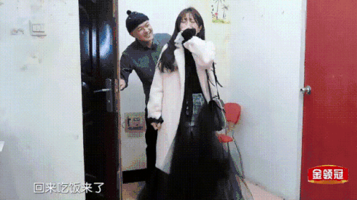 女追男10年,求婚30次屢被拒,為他住出租房每天打蟑螂!如今痛哭控訴:一切為了愛!