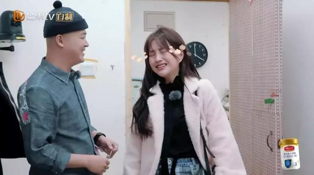 女追男10年,求婚30次屢被拒,為他住出租房每天打蟑螂!如今痛哭控訴:一切為了愛!