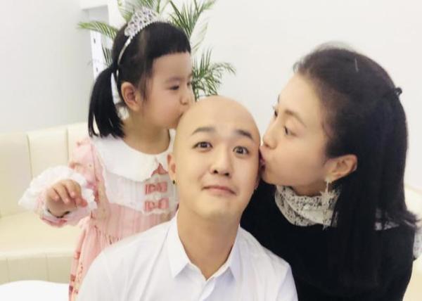 女追男10年,求婚30次屢被拒,為他住出租房每天打蟑螂!如今痛哭控訴:一切為了愛!